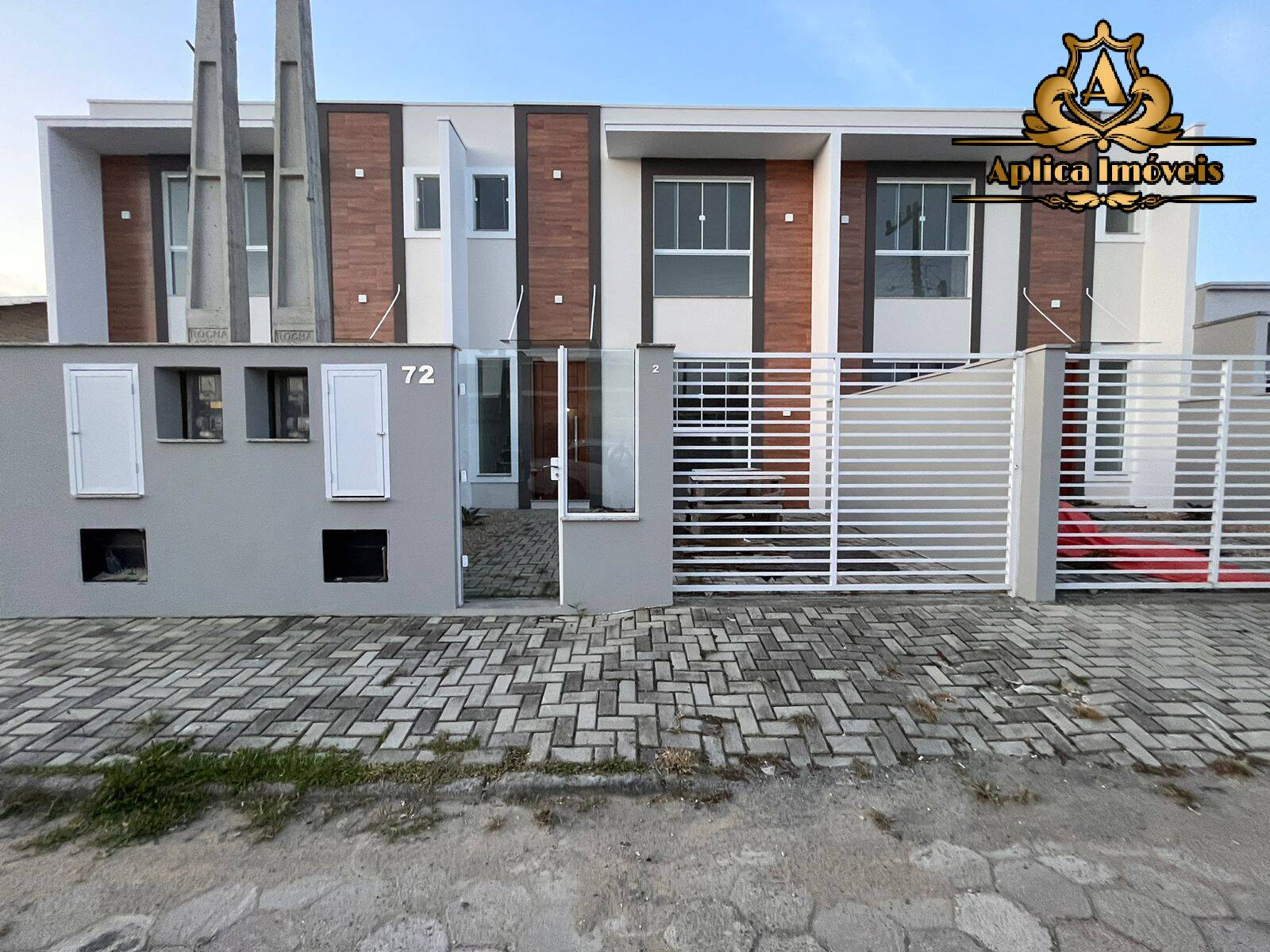 Casa à venda com 3 quartos, 100m² - Foto 1