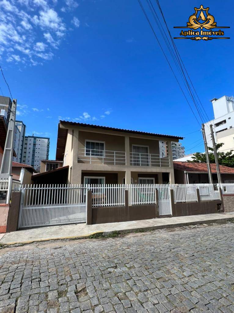 Casa à venda com 6 quartos, 170m² - Foto 1